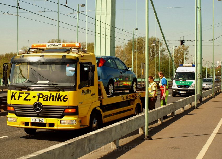 Arbeiter abgestuerzt vom PKW ueberfahren Koeln Muelheim Muelheimer Bruecke P45.JPG